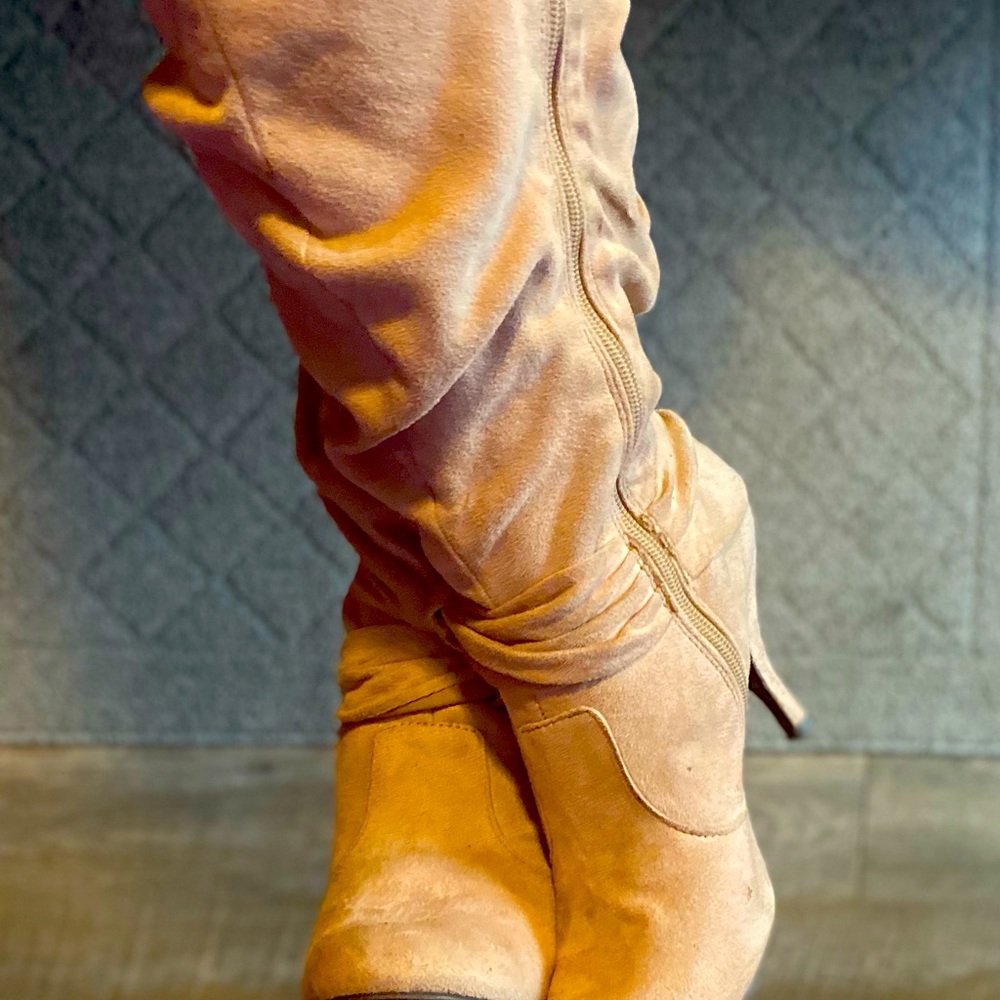 Size 11 beige suede boot with a 2 1/2 in heel very nice with zipper on the side